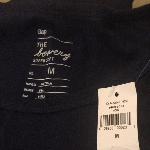 NWT. Gap women’s long Sleeve tee. Medium. Navy blue - Picture 4 of 4